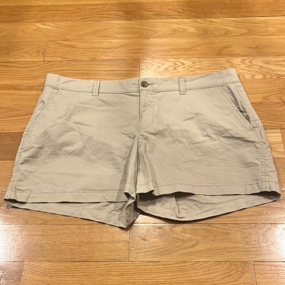 Old Navy women’s beige shorts size 14 .